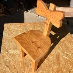 子供用の可愛い木製椅子です（リボン）