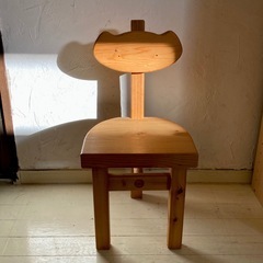 子供用の可愛い木製椅子です（ニャンコ）