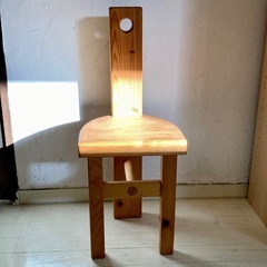 子供用の可愛い木製椅子です