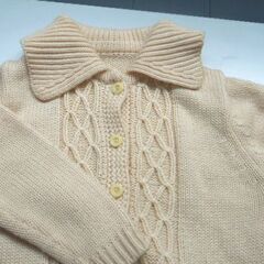 【ご成約】クリーム色のアラン模様 手編みの襟付きカーディガン