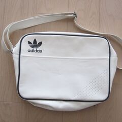 adidasショルダーバック(合成皮革)