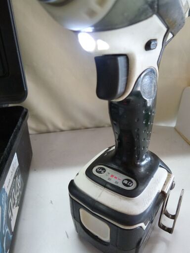 makita  充電式インパクトドライバ　TD133DRFXW　バッテリー1つ× makita 充電式インパクトドライバ TD133DRFXW バッテリー1つ×