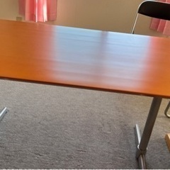 小さい畳くらいの大きいミーティングテーブル。