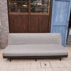 福岡大川の家具メーカーMeuble(モーブル)とディノスがSDGsへの取り組みでコラボレーションしたごろ寝ソファベッド。時を刻む日田杉の大径木を現代の住空間に合う商品に再生した3人掛けソファです。CJ341