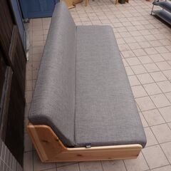 福岡大川の家具メーカーMeuble(モーブル)とディノスがSDGsへの取り組みでコラボレーションしたごろ寝ソファベッド。時を刻む日田杉の大径木を現代の住空間に合う商品に再生した3人掛けソファです。CJ341