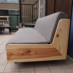 福岡大川の家具メーカーMeuble(モーブル)とディノスがSDGsへの取り組みでコラボレーションしたごろ寝ソファベッド。時を刻む日田杉の大径木を現代の住空間に合う商品に再生した3人掛けソファです。CJ341