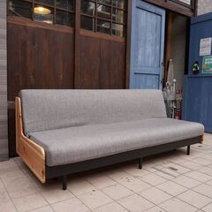 福岡大川の家具メーカーMeuble(モーブル)とディノスがSDGsへの取り組みでコラボレーションしたごろ寝ソファベッド。時を刻む日田杉の大径木を現代の住空間に合う商品に再生した3人掛けソファです。CJ341