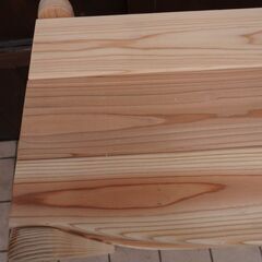 dynos取扱いの国産杉を使用したオープンラックです。国産杉無垢材の優しい木の風合いとコンパクトでスッキリとしたシェルフは、和モダンや北欧スタイルなどにも♪CJ404