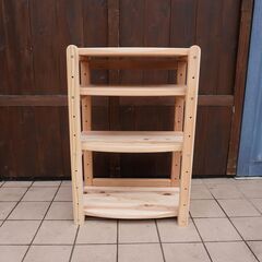 dynos取扱いの国産杉を使用したオープンラックです。国産杉無垢材の優しい木の風合いとコンパクトでスッキリとしたシェルフは、和モダンや北欧スタイルなどにも♪CJ404