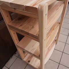 dynos取扱いの国産杉を使用したオープンラックです。国産杉無垢材の優しい木の風合いとコンパクトでスッキリとしたシェルフは、和モダンや北欧スタイルなどにも♪CJ404