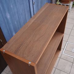 人気の無印良品(MUJI)のウォールナット材 ワイド・2段 スタッキングシェルフです！オープンタイプの万能棚。スリムなのでリビングなどのちょっとしたスペースや本棚としても活躍します♪CJ406