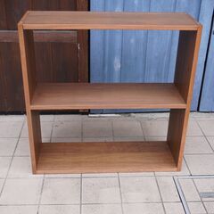 人気の無印良品(MUJI)のウォールナット材 ワイド・2段 スタッキングシェルフです！オープンタイプの万能棚。スリムなのでリビングなどのちょっとしたスペースや本棚としても活躍します♪CJ406