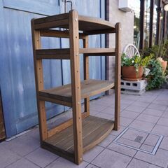 dynos取扱いの国産杉を使用したオープンラックです。国産杉無垢材の優しい木の風合いとコンパクトでスッキリとしたシェルフは、和モダンや北欧スタイルなどにも♪CJ409