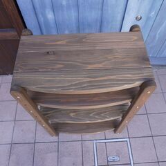 dynos取扱いの国産杉を使用したオープンラックです。国産杉無垢材の優しい木の風合いとコンパクトでスッキリとしたシェルフは、和モダンや北欧スタイルなどにも♪CJ409