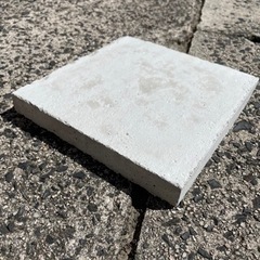 DIYに最適！コンクリート平板1枚200円