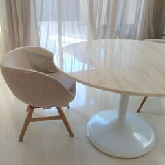 最終お値下げ！【モモナチュラル☆ソファーチェア】ふんわり座り心地抜群！！2脚あります。 