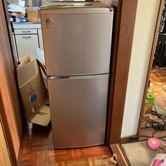 サンヨーの冷蔵庫です。短期間使用後眠っていました。まだまだ使用可...