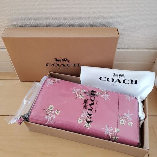 【新品未使用】COACHの花柄ピンク色の長財布