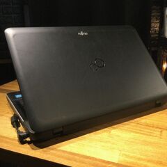 店頭にて売約済み。ご覧頂きありがとうございました。【一宮でWindows10搭載機！ 富士通 LIFEBOOK 15.6インチ 2014年発売モデル Intel Celeron RAM4GB/新品SSD240GB】一宮市のパソコン屋 Mr.Carnival（ミスカニ）です！パソコン修理・中古パソコンの販売【クレカ&PayPay使えます！】店頭在庫PCのご紹介です！受け渡しは店舗にて(^^)/【Webカメラ・マイク搭載　ノートPC　ノートパソコン】 店頭にて売約済み。ご覧頂きありがとうございました。【一宮で