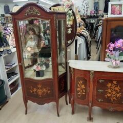 ガラス キャビネット 輸入家具 コレクション ボード 猫足 象嵌