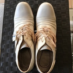 【値下げ】【新品未使用】白い靴（合皮）です。