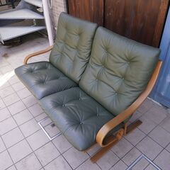 FUJI FURNITURE(冨士ファニチア)のAgio(アージオ) 本革 2Pソファー。曲木フレームから生み出される柔らかくしなやかな座り心地のセパレート型レザー2人掛けソファ。軽量で持ち運びも楽々CJ412