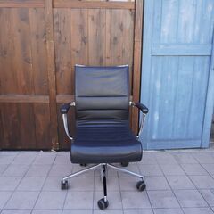 Cassina ixc.(カッシーナ イクスシー) ROLLINGFRAME(ローリングフレーム)/本革張り アームパッド付。モダンでスタイリッシュなレザー デスクチェア/Alias(アリアス)CJ418