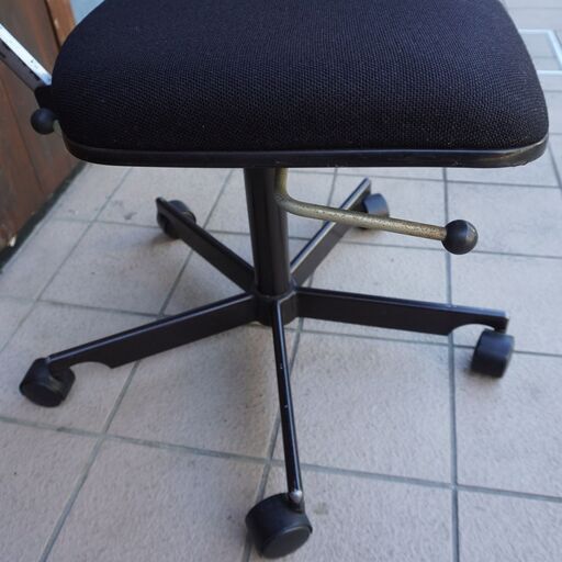 Jorgen Rasmussen(ヨルゲン・ラスムッセン)デザイン KEVI Chair(ケヴィチェア)。シンプルなビンテージ デスクチェア。Fritz Hansen(フリッツハンセン)/デンマークCJ420
