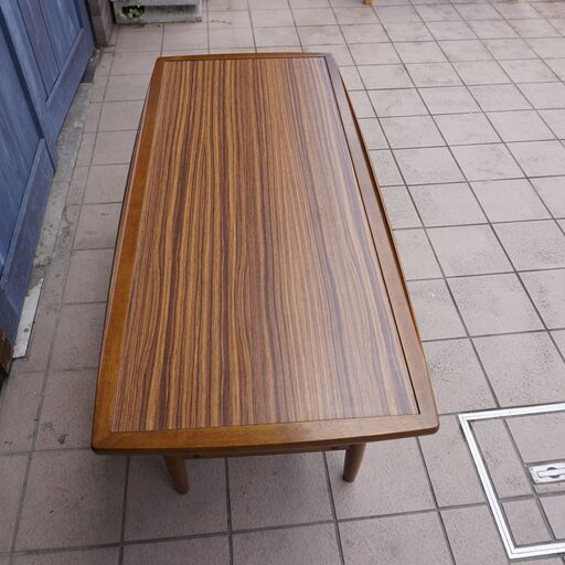 国内老舗家具メーカーkarimoku(カリモク家具)のコーヒーテーブルです。北欧スタイルのレトロなデザインは優しい印象に。シンプルなデザインのスッキリとしたリビングテーブルです。CJ431