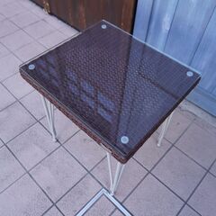 デンマーク老舗家具ブランドSika・DesignのMERCUR ガーデンサイドテーブルです。ガラスとラタンとアイアンを組み合わせたスタイリッシュでモダンなサイドテーブル。ベランダや庭先にもおススメ♪CJ432