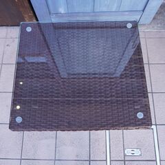 デンマーク老舗家具ブランドSika・DesignのMERCUR ガーデンサイドテーブルです。ガラスとラタンとアイアンを組み合わせたスタイリッシュでモダンなサイドテーブル。ベランダや庭先にもおススメ♪CJ432