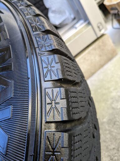 スタッドレスタイヤ195/65R15アイスナビ６　グッドイヤー2018年製　ヴォクシーノア