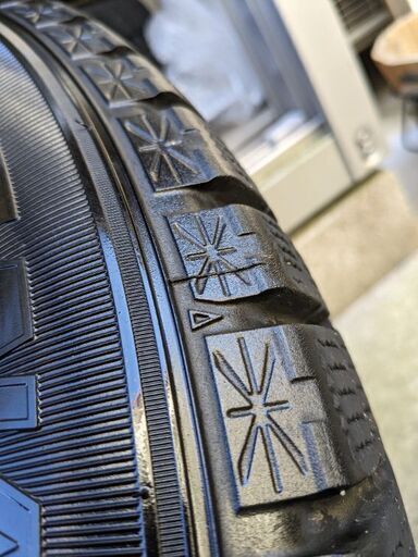 スタッドレスタイヤ195/65R15アイスナビ６　グッドイヤー2018年製　ヴォクシーノア