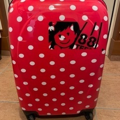 赤に白い水玉模様のキャリースーツケース