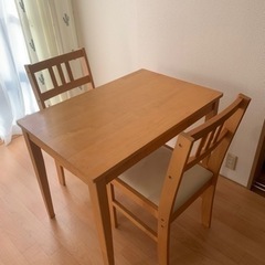 テーブルと椅子二個