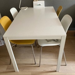 IKEAのテーブルと椅子です。