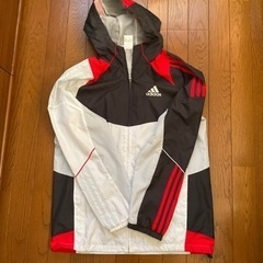 アディダス　adidas 薄手のフード付きウインドブレーカー