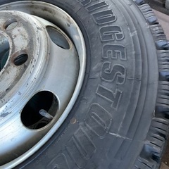 4tユニックのホイール付きスタッドレス売ります