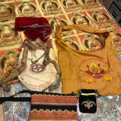 チベットで買って来たヤク革のバッグや布、アジアン雑貨がお好きな方に。