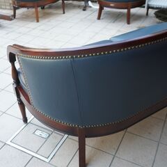 maruni(マルニ)のトラディショナルシリーズKENT COURT(ケントコート)の総本革 ラブソファーです。アンティーク調のフォルムはエレガントな空間のアクセントになる2人掛けソファーです♪CJ514