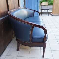 maruni(マルニ)のトラディショナルシリーズKENT COURT(ケントコート)の総本革 ラブソファーです。アンティーク調のフォルムはエレガントな空間のアクセントになる2人掛けソファーです♪CJ514