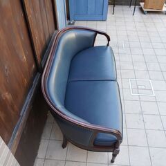 maruni(マルニ)のトラディショナルシリーズKENT COURT(ケントコート)の総本革 ラブソファーです。アンティーク調のフォルムはエレガントな空間のアクセントになる2人掛けソファーです♪CJ514