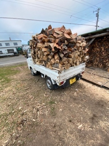 薪軽トラ一台山積み（木の種類は、角材カラ松、青木）