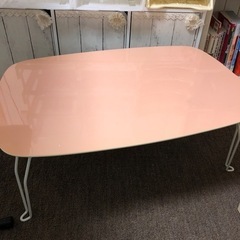 ピンクのテーブル 机