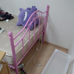 ピンクのベッドフレーム