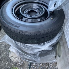 ハイエースの新車外しタイヤです