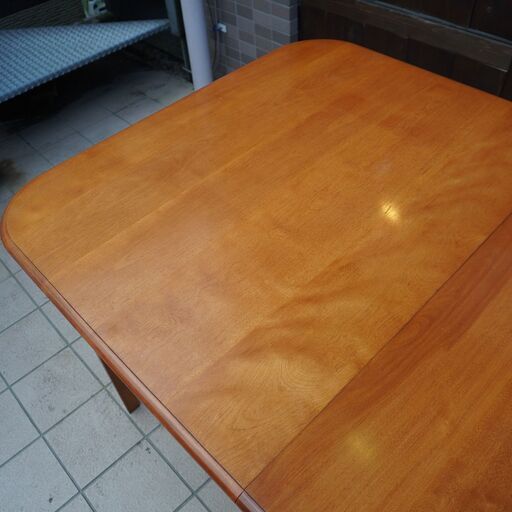 横浜ダニエル(Daniel)のEtranger(エトランジェ) 樺桜材 伸長式ダイニングテーブル。木のぬくもりを感じられるナチュラルなデザイン。伸長式は来客時などシーンに合わせてお使いいただけます♪CJ518