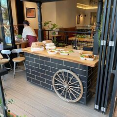 オーダーで制作してもらったカフェ用のカウンター