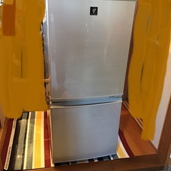 冷凍冷蔵庫あげます（２０１２年シャープ製、１３７Ｌ、色シルバー）