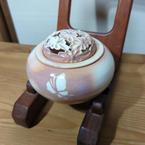 萩焼 菊紋透かし彫香炉\n\n新品　銘入り